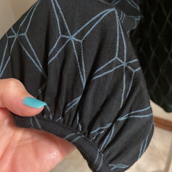 SOMA SO SOFT LONG SLEEVE STRETCH TOP size Small black w/ geometric green design - Picture 4 of 7